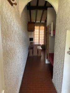 an empty hallway of a room with a kitchen and a table at RESIDENCE LA PLAGE Pieds dans l'eau Belle Vue mer in Linguizzetta