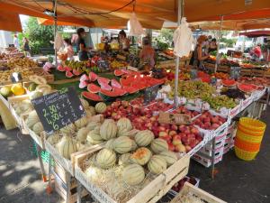 einen Markt mit vielen verschiedenen Obst- und Gemüsearten in der Unterkunft Domaine de Claude in La Cadière-dʼAzur