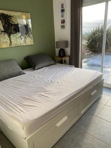 アスパレンにあるAma Lurの海の景色を望むベッドルームのベッド1台