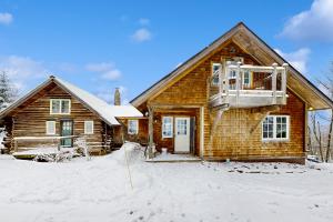 Casa de madera con balcón en la nieve en Scenic Sourbush, en Warren