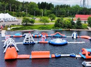 a water park with many different kinds of water slides at Parc de l'Île Melville 1 - Maison flottante in Shawinigan