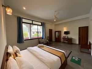een slaapkamer met een groot bed en een raam bij One Light Stays at Golden Bird in Pushkar