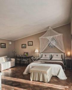 1 dormitorio con 2 camas y mesa en Un Giardino sul Lago, en Montefiascone