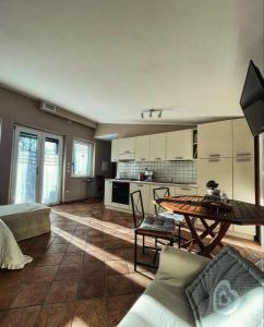sala de estar con mesa y cocina en Un Giardino sul Lago, en Montefiascone