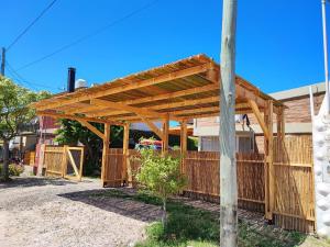 拉斯格路塔斯Complejo "NONI" 200 mts del mar, barrio tranquilo的房屋前的木凉亭