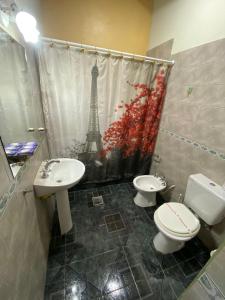 Un baño con inodoro, lavabo y ducha. en Complejo "NONI" 200 mts del mar, barrio tranquilo, en Las Grutas 65 fotos más