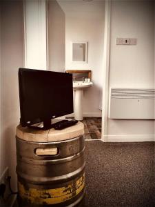 um computador em cima de um barril com um computador nele em Ocean View Bar & Rooms em Laide