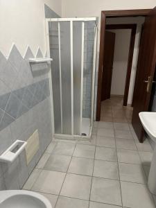 Olbia via modena في أولبيا: حمام مع مرحاض ومغسلة