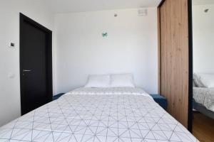 מיטה או מיטות בחדר ב-Amazing High-Rise 1BR with 11th Floor Views