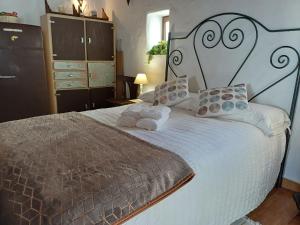 Łóżko lub łóżka w pokoju w obiekcie La Guarida de Vejer Casa Rural