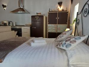 Łóżko lub łóżka w pokoju w obiekcie La Guarida de Vejer Casa Rural