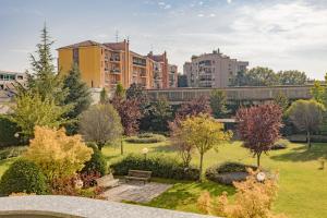 um parque com um banco e árvores e edifícios em Porta Romana Suite di Charme em Milão
