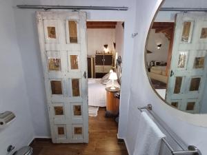 Łóżko lub łóżka w pokoju w obiekcie La Guarida de Vejer Casa Rural