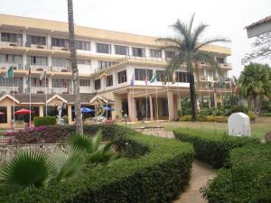 un grande edificio con bandiere di fronte ad esso di Lake View Resort Hotel a Mbarara
