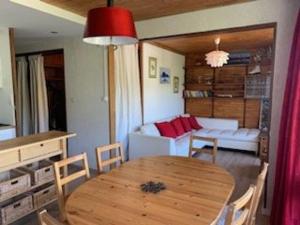 a living room with a table and a couch at Appartement cosy 6 pers au cœur de Vars Les Claux, à deux pas des pistes et commerces - FR-1-330B-29 in Vars