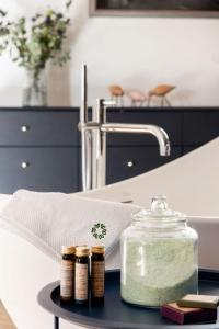 um balcão com três frascos de especiarias sobre uma mesa em Pipitér Rooms & More em Szigliget