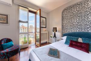 - une chambre avec un lit et une fenêtre dans l'établissement Luxury River with Terrace, à Florence
