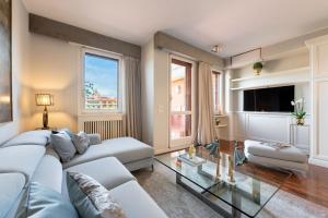 - un salon avec un canapé et une table en verre dans l'établissement Luxury River with Terrace, à Florence