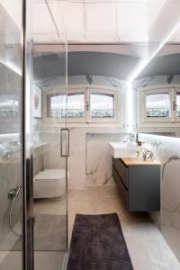 La salle de bains est pourvue d'une douche, de toilettes et d'un lavabo. dans l'établissement Luxury River with Terrace, à Florence