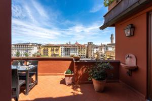 d'un balcon avec une table et une vue sur la ville. dans l'établissement Luxury River with Terrace, à Florence