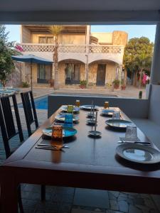 une table avec des assiettes et des serviettes en haut dans l'établissement Casa Kassi, à Ndéyane