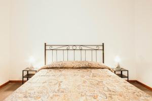 1 dormitorio con 1 cama grande y 2 mesitas de noche en Bigattera bilocali - Affitti Brevi Italia, en Varese