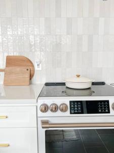 eine Küche mit einem Herd und einer Schüssel darüber in der Unterkunft Luxury Poconos Home Near Skiing, Lakes, & Waterparks in Tobyhanna + 5 Fotos