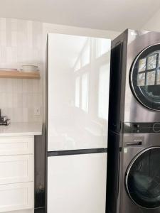 eine Küche mit einem Kühlschrank, einer Waschmaschine und einem Trockner in der Unterkunft Luxury Poconos Home Near Skiing, Lakes, & Waterparks in Tobyhanna
