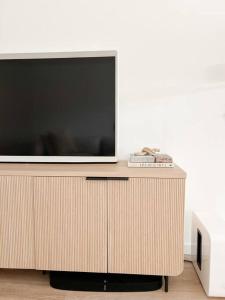 einen Flachbild-TV auf einem Schrank in der Unterkunft Luxury Poconos Home Near Skiing, Lakes, & Waterparks in Tobyhanna