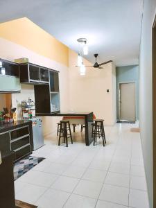 Η κουζίνα ή μικρή κουζίνα στο Ummi Homestay Bukit Katil Melaka
