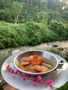 una bandeja llena de carne y hortalizas en una mesa en THANSILA Resort, en Ranong 209 fotos más