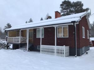 typical Swedish cosy holiday house in Målilla, Småland v zimě