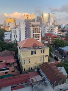 vistas a una ciudad con un edificio y edificios en Cheaper But Biggest Studio Wit Gyms & Pools! Central en Phnom Penh