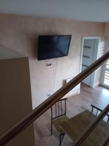ein Wohnzimmer mit einem Flachbild-TV an der Wand in der Unterkunft Pstrągowe Zacisze in Korczyna