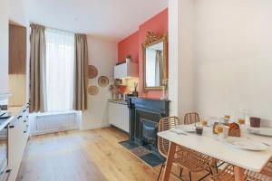 A kitchen or kitchenette at Le Temps d'une Pause