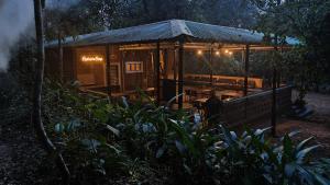 una cabina nel bosco di notte con luci di Captain's Camp a Sirsi