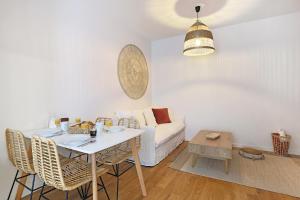 A seating area at Le Temps d'une Pause