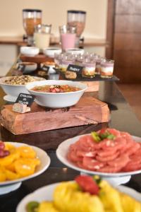 - un buffet avec des bols de nourriture sur une table dans l'établissement Huinid Pioneros Hotel, à San Carlos de Bariloche