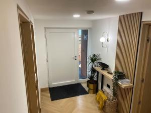 um corredor com uma porta que leva a um quarto em Contemporary Detached Eco House em Ore