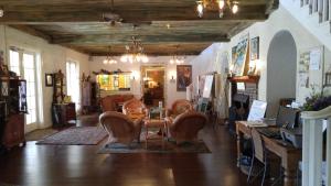 - un salon avec des chaises et une table dans l'établissement Seminole Inn, à Indiantown