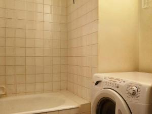 W łazience znajduje się pralka i wanna. w obiekcie Appartement 3 pièces, 8 pers, Résidence Cassiopée, Flaine Forum, à 50m des pistes et commerces - FR-1-687-87 w mieście Arâches-la-Frasse