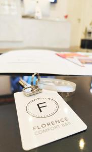 una etiqueta blanca con la letra t en una mesa en Florence Comfort B&B, en Florencia