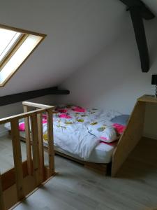 een slaapkamer met een bed op zolder bij Maison de ville au calme in Bonneville