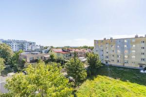 uma vista para uma cidade com edifícios e árvores em Malborska apartament em Gdansk