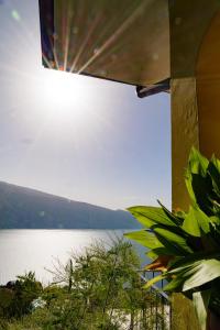 ティニャーレにあるCASA NAVLA' AppartamentI "Ulivi"- "Fiori" -"Velieri"の家から見える湖