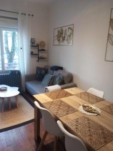a living room with a table and a couch at Appartement hyper centre lorient Jardin clos in Lorient