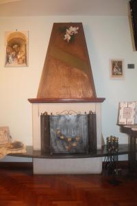 a shelf with a vase on top of it at B&B Stupor Mundi in Altamura