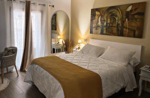 - une chambre avec un lit, une table et une fenêtre dans l'établissement La Trastienda de Matilde, à Cáceres