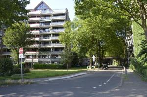 una calle vacía frente a un edificio de apartamentos en City Apartment Cologne-Weiden, en Colonia