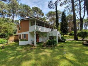 a house in a yard with a grass yard at Große Wohnung mitten im Park in Punta del Este